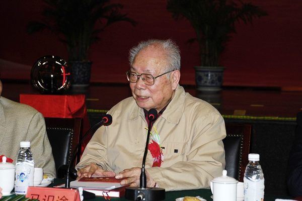 马识途老先生对成都分院建院五十周年总结说：回顾艰难历程，迈出创新脚步，展望光辉未来