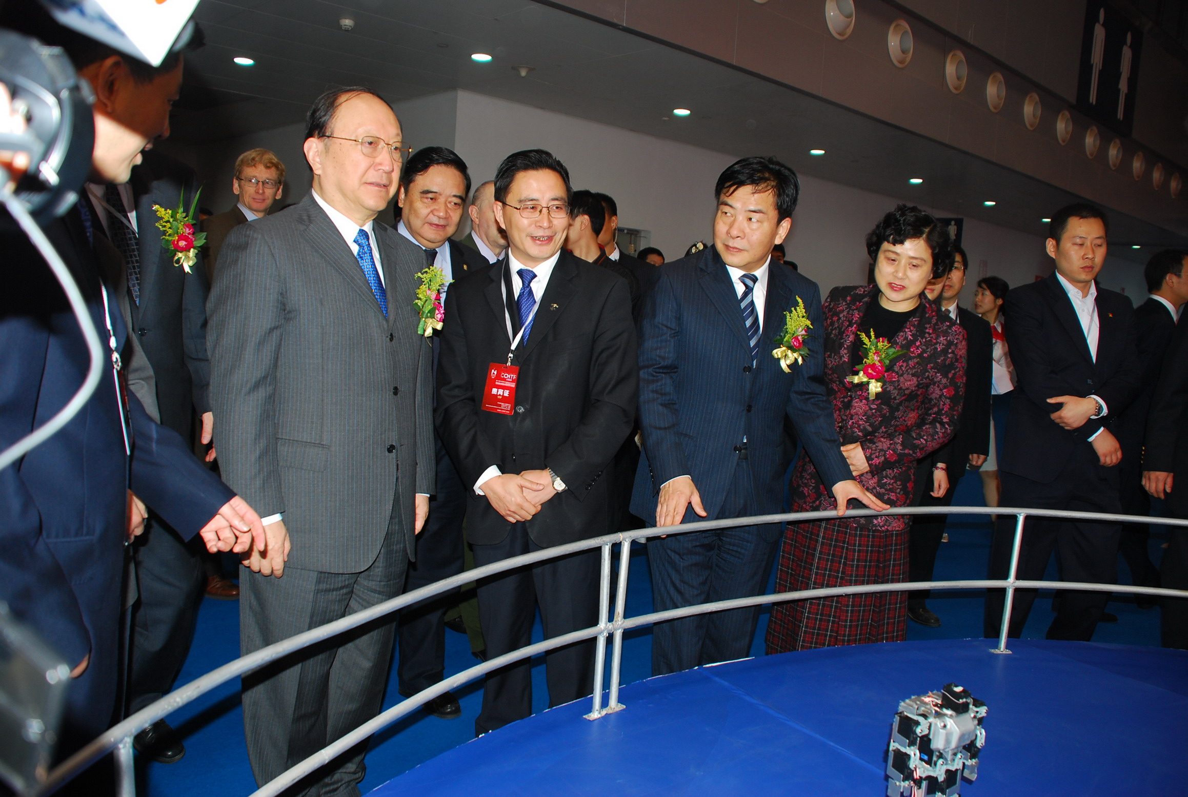 全国政协副主席、中国工程院院长徐匡迪、重庆市市长王鸿举视察中科院展区